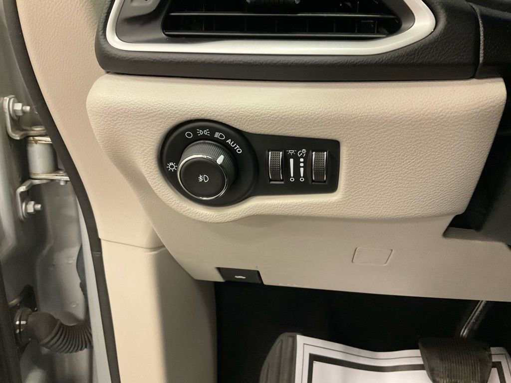 Used 2023 Chrysler Pacifica Touring-L image 9