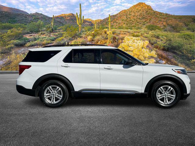 Used 2022 Ford Explorer XLT image 3