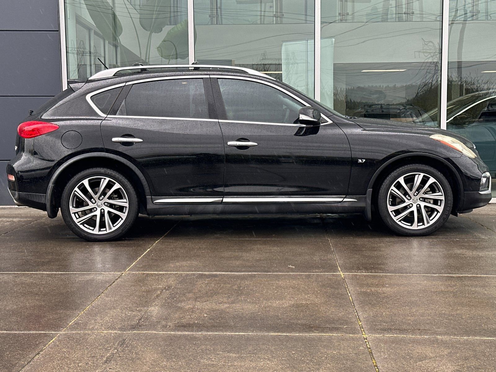 Used 2016 INFINITI QX50 AWD w/ Deluxe Touring Package image 2