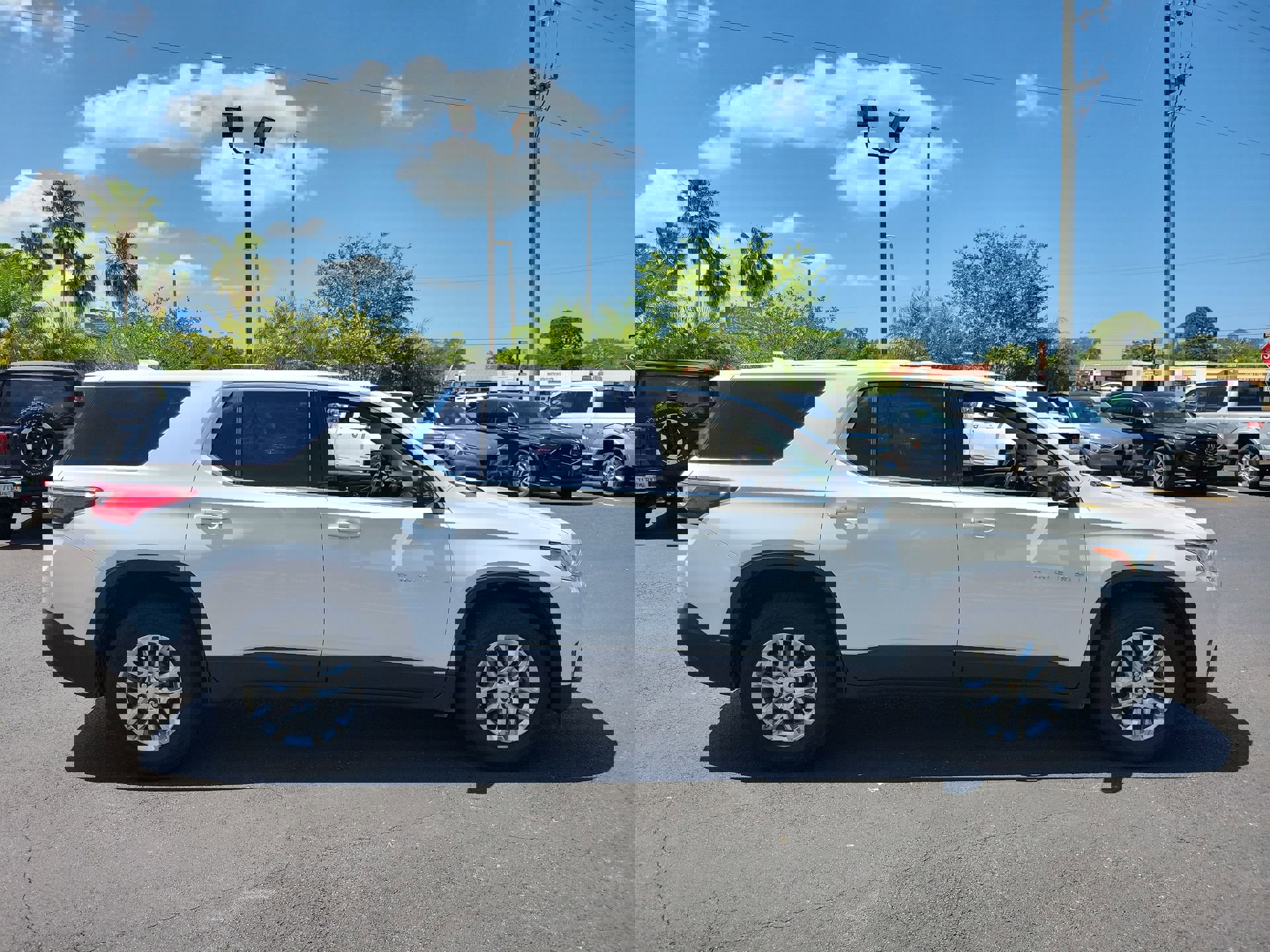 Used 2018 Chevrolet Traverse LS w/ LPO, Cargo Package AWD/4WD image 4