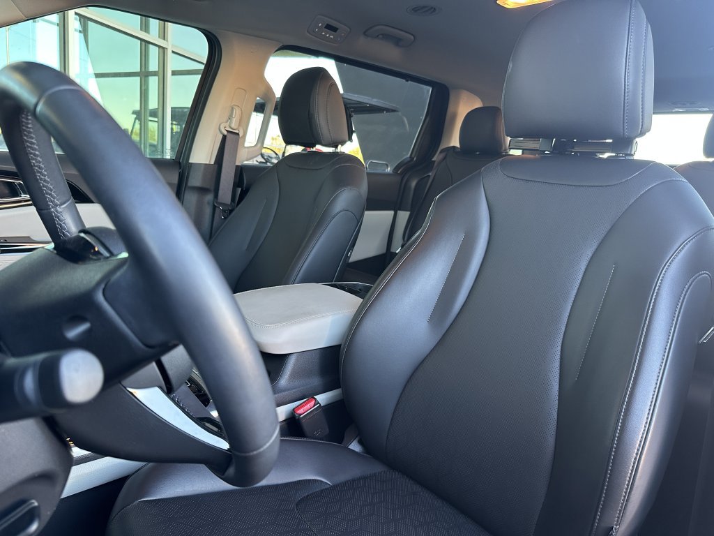 Used 2024 Kia Carnival EX image 33