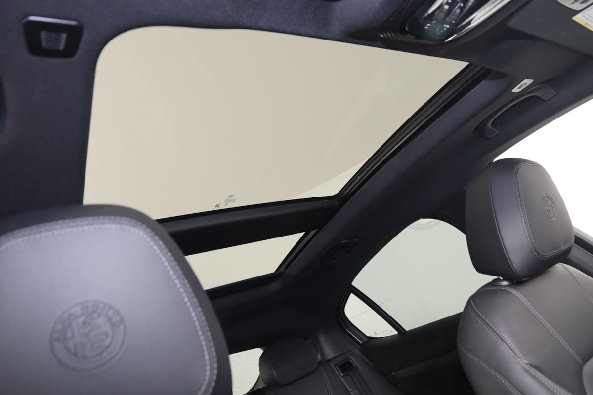 Used 2023 Alfa Romeo Stelvio Ti image 11