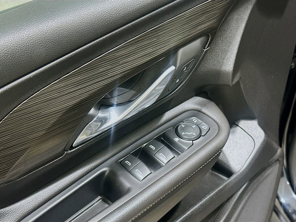 Used 2024 GMC Terrain SLE w/ Driver Convenience Package FWD image 18
