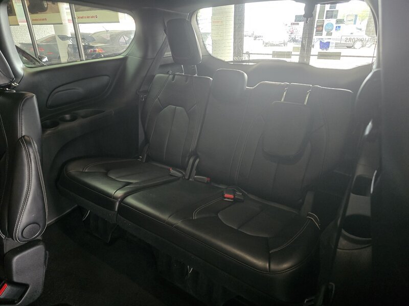 Used 2025 Chrysler Pacifica Select FWD image 12