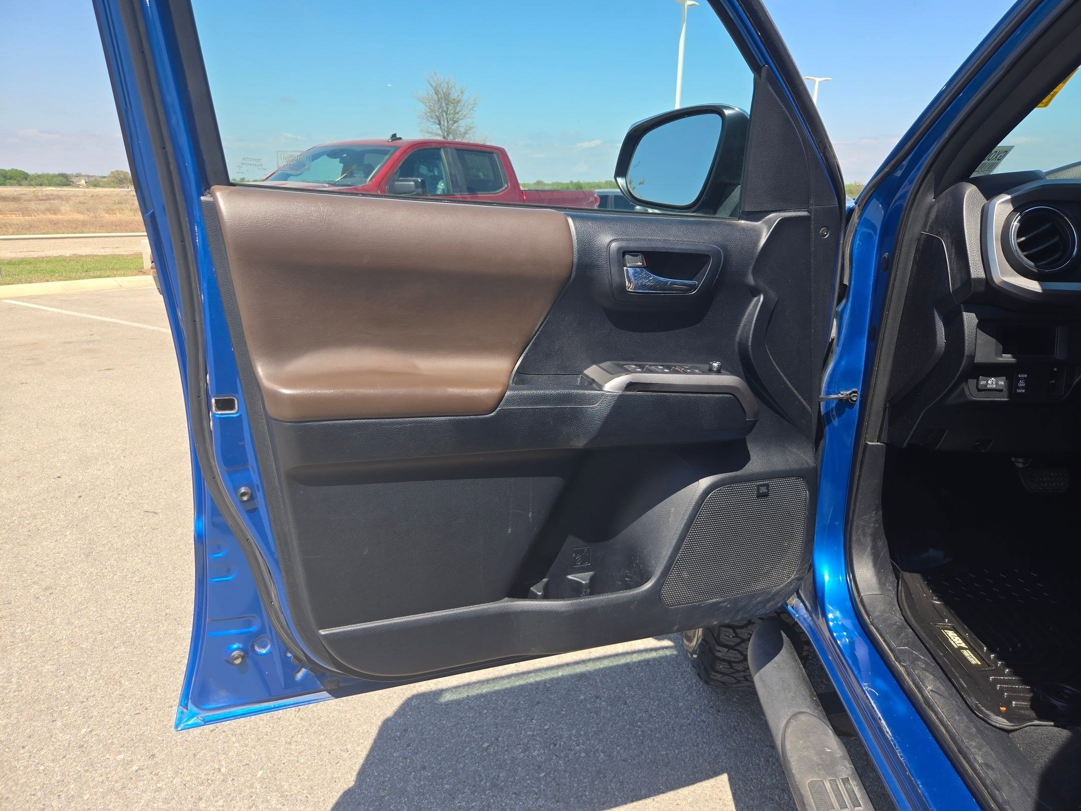 Used 2016 Toyota Tacoma Limited w/ Towing Package image 12