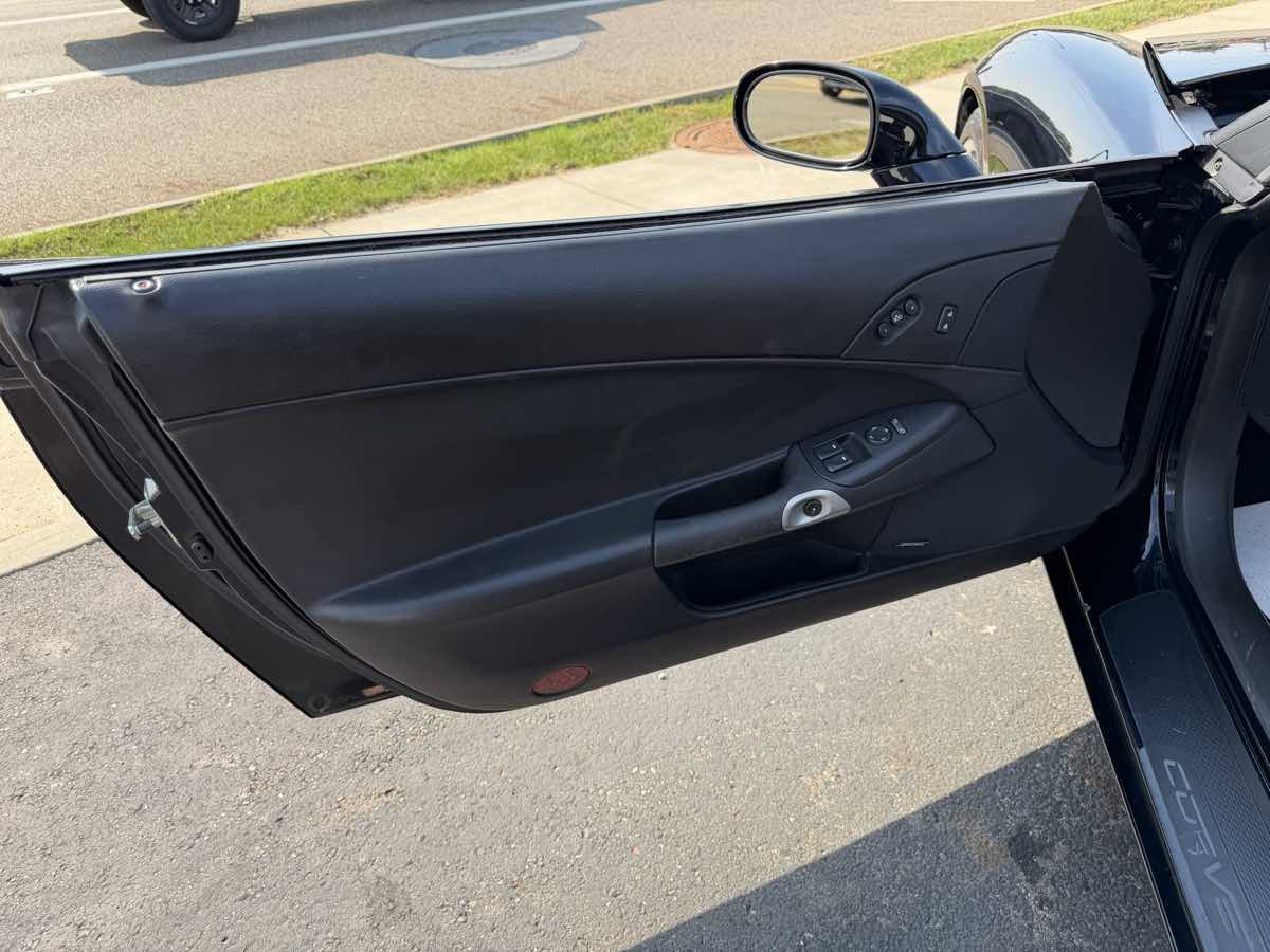 Used 2007 Chevrolet Corvette Convertible w/ Preferred Equipment Group RWD image 11