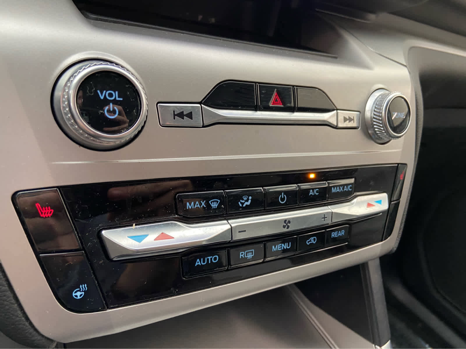 Used 2022 Ford Explorer XLT w/ Equipment Group 202A image 38