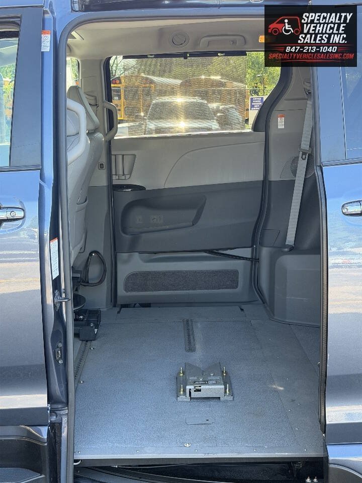 Used 2016 Toyota Sienna XLE FWD image 25