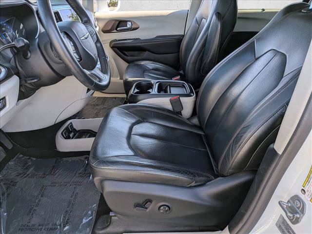 Used 2017 Chrysler Pacifica Touring-L FWD image 23
