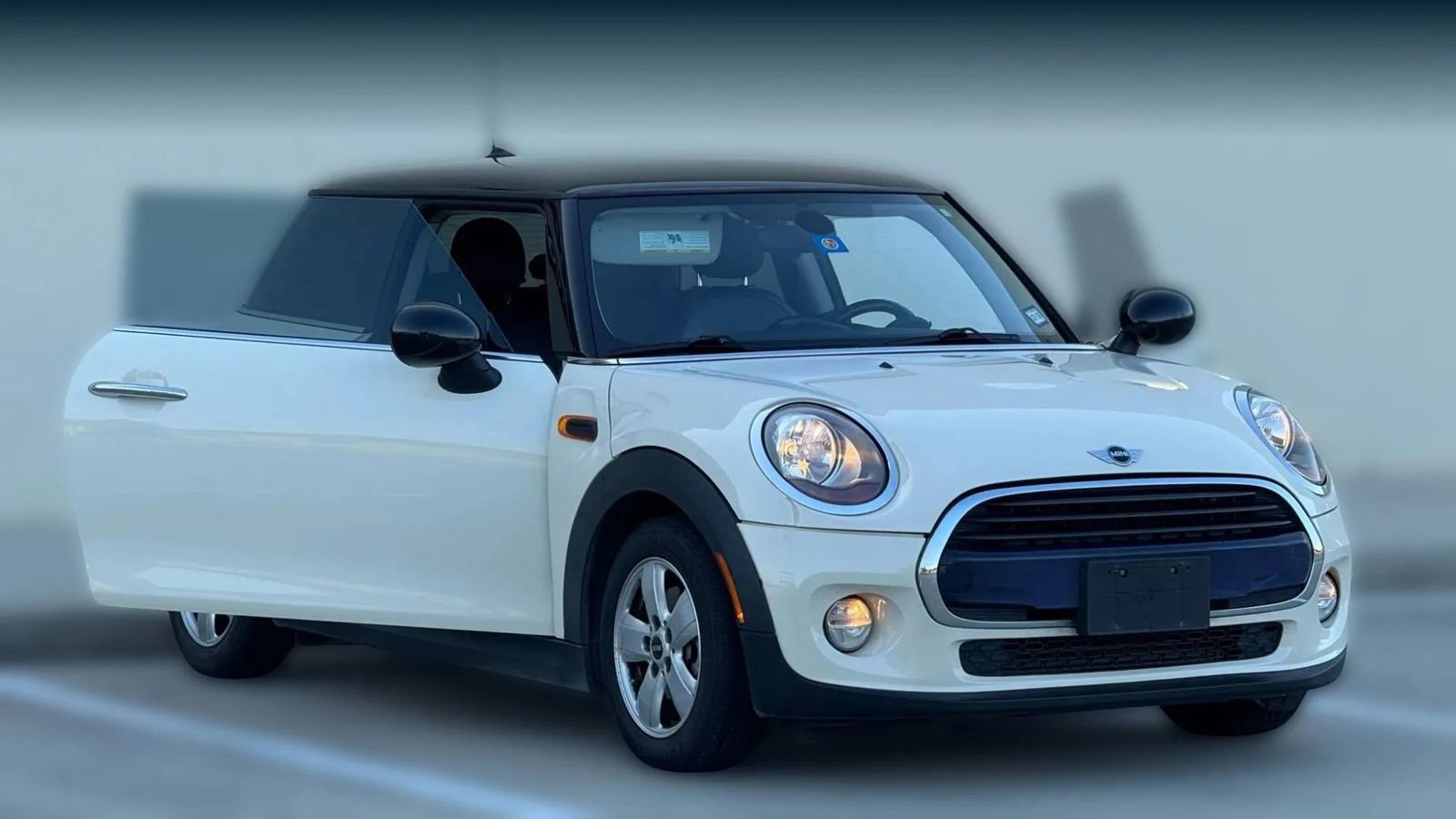 Used 2018 MINI Cooper 2-Door Hardtop image 4