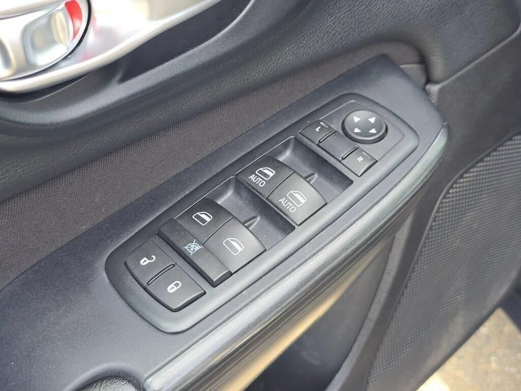 Used 2016 Jeep Cherokee Latitude w/ Cold Weather Group AWD/4WD image 30