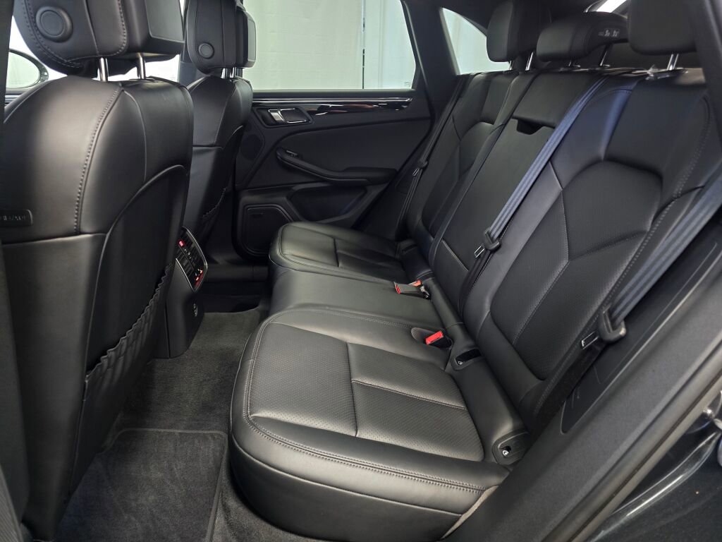 Certified 2025 Porsche Macan image 19
