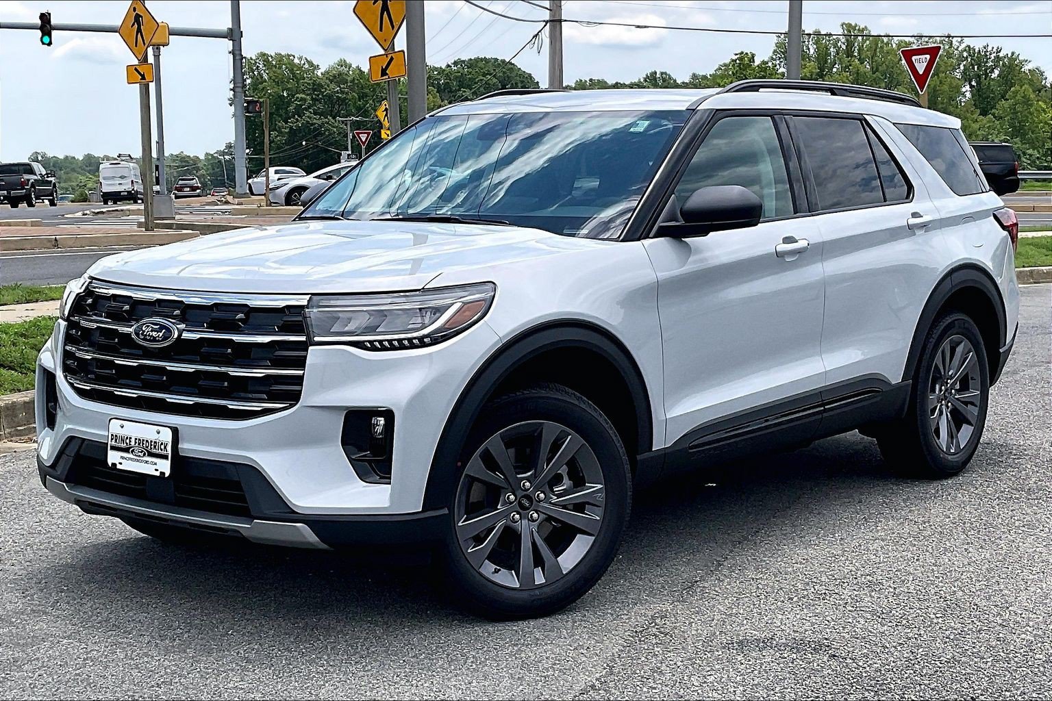 New 2026 Ford Explorer Active w/ Active Comfort Package AWD/4WD image 2