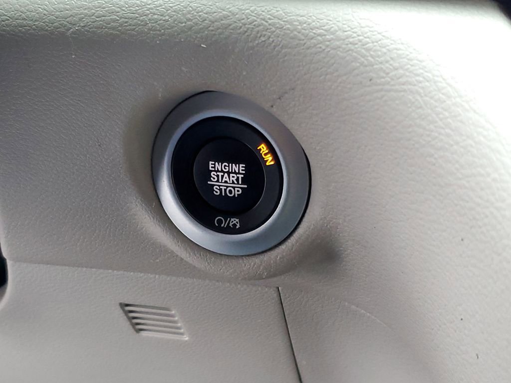 Used 2024 Chrysler Pacifica Touring-L FWD image 18