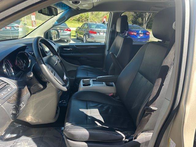 Used 2013 Chrysler Town & Country Touring image 16