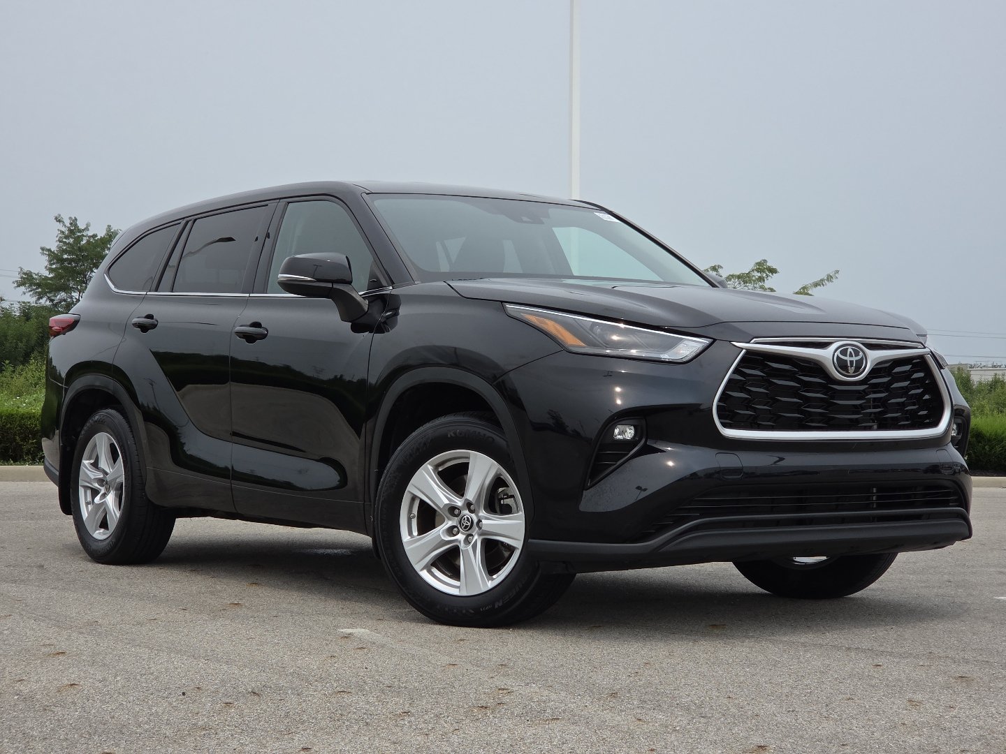Used 2022 Toyota Highlander LE AWD/4WD image 1