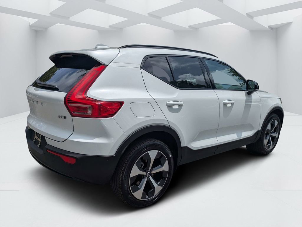 Certified 2026 Volvo XC40 B5 Plus AWD/4WD image 3