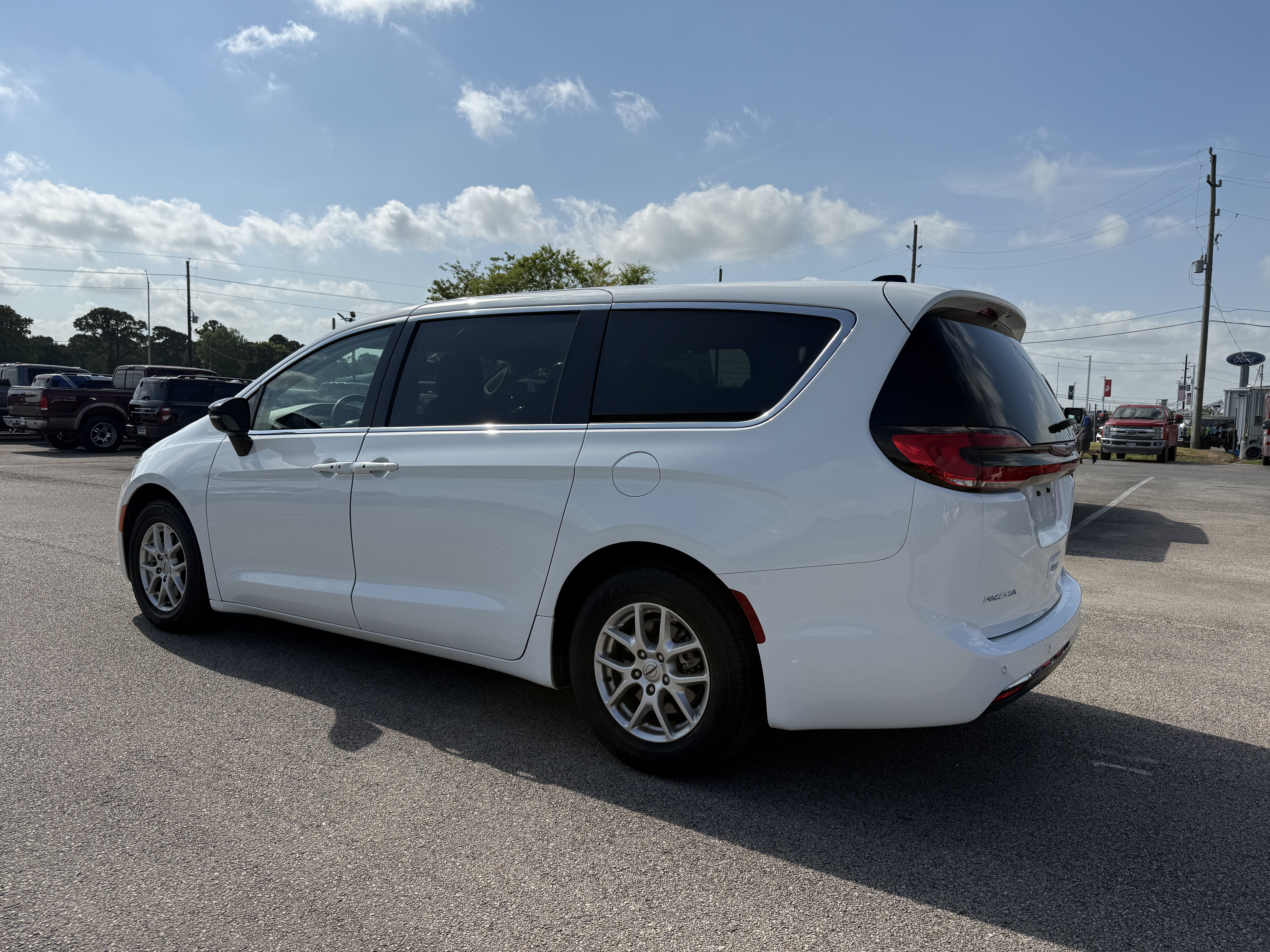 Used 2024 Chrysler Pacifica Touring-L FWD image 3