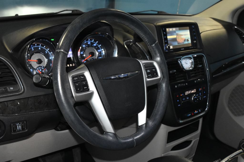 Used 2016 Chrysler Town & Country Touring FWD image 2