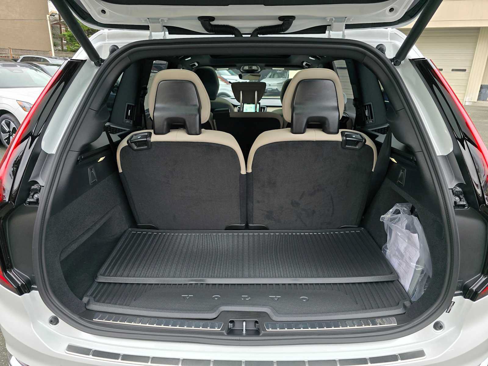 New 2026 Volvo XC90 B6 Plus w/ Protection Package Premier AWD/4WD image 17