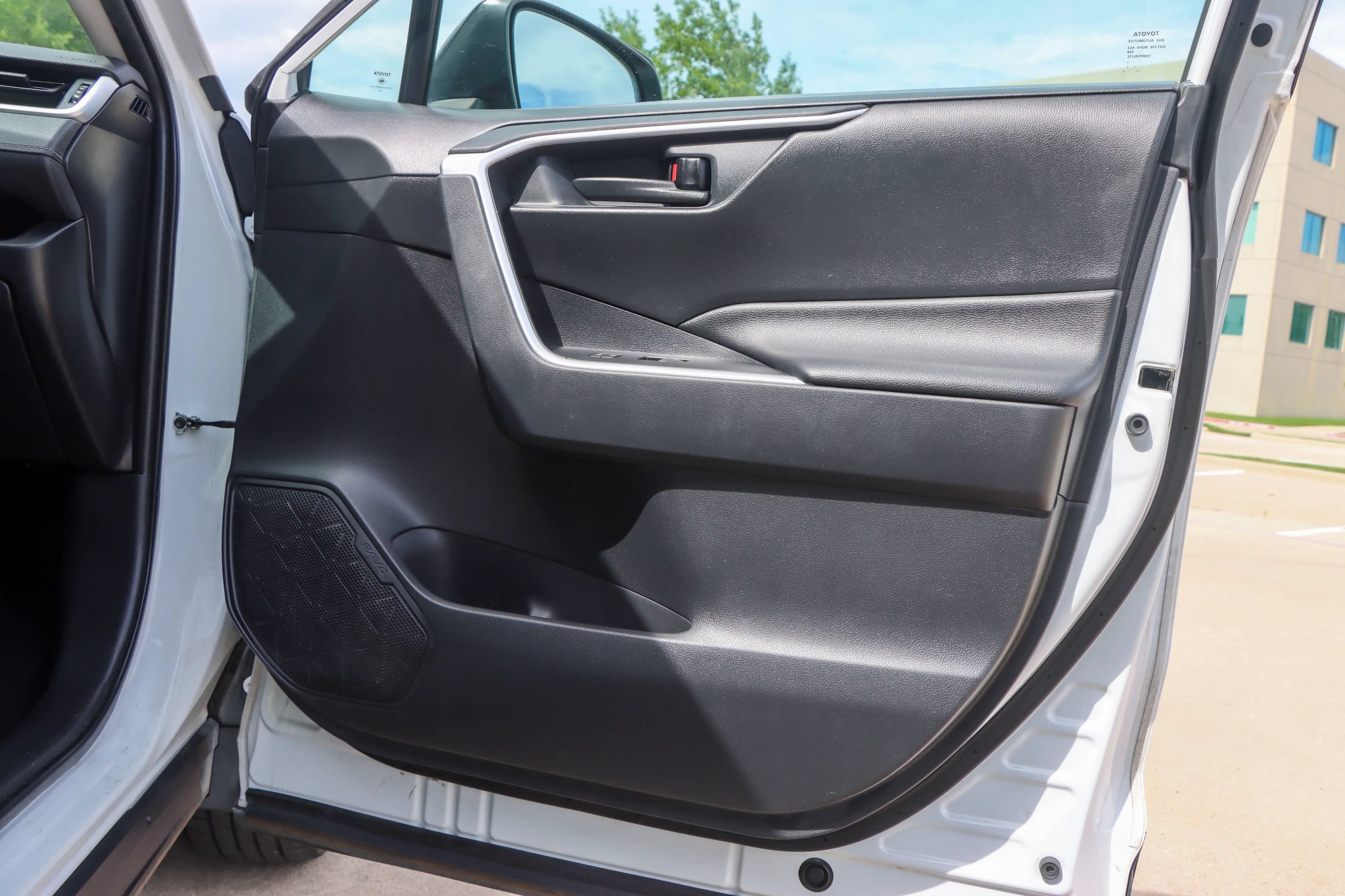 Used 2019 Toyota RAV4 LE FWD image 9