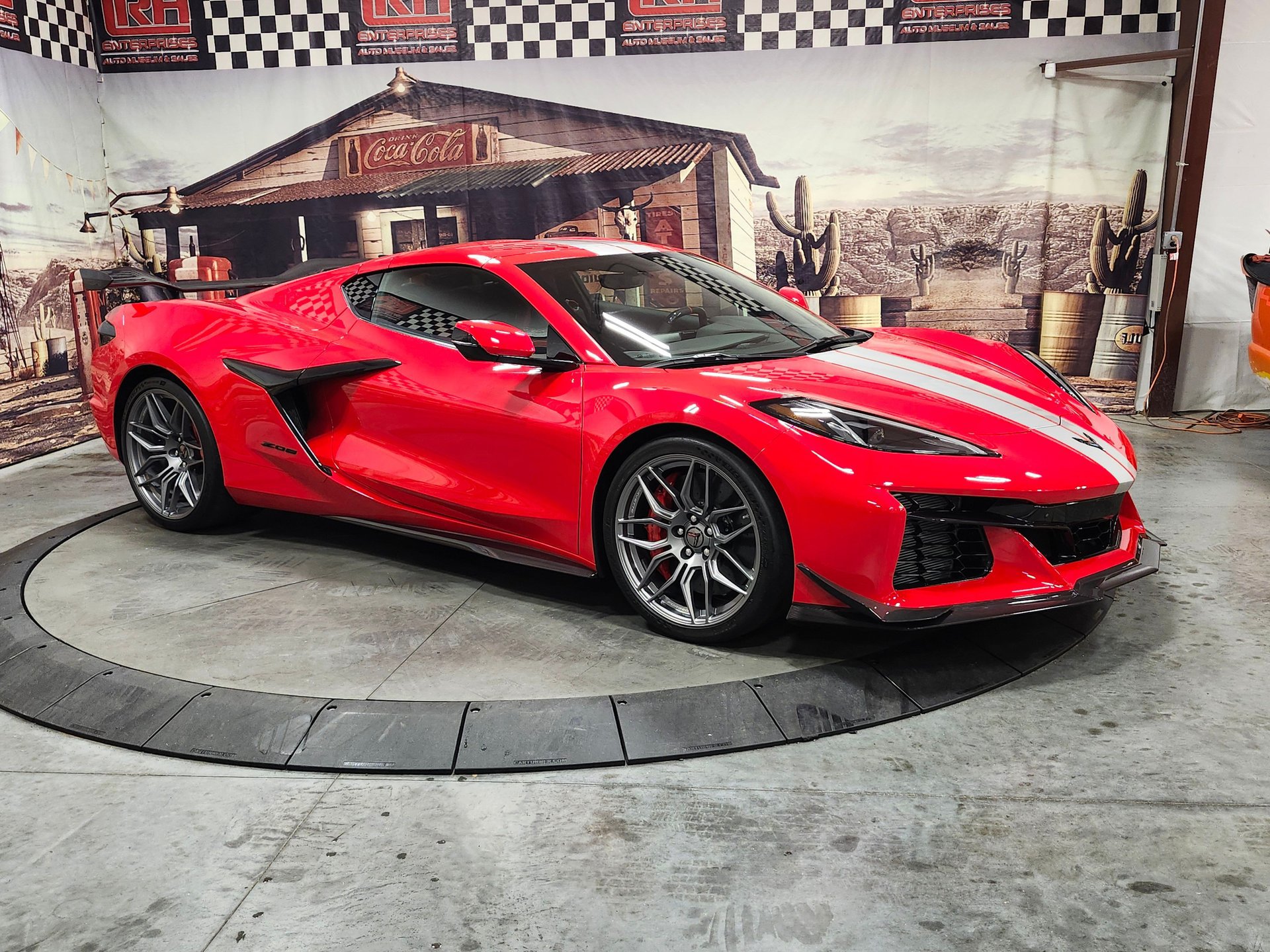 Used 2023 Chevrolet Corvette Z06 w/ Z07 Performance Package RWD image 3
