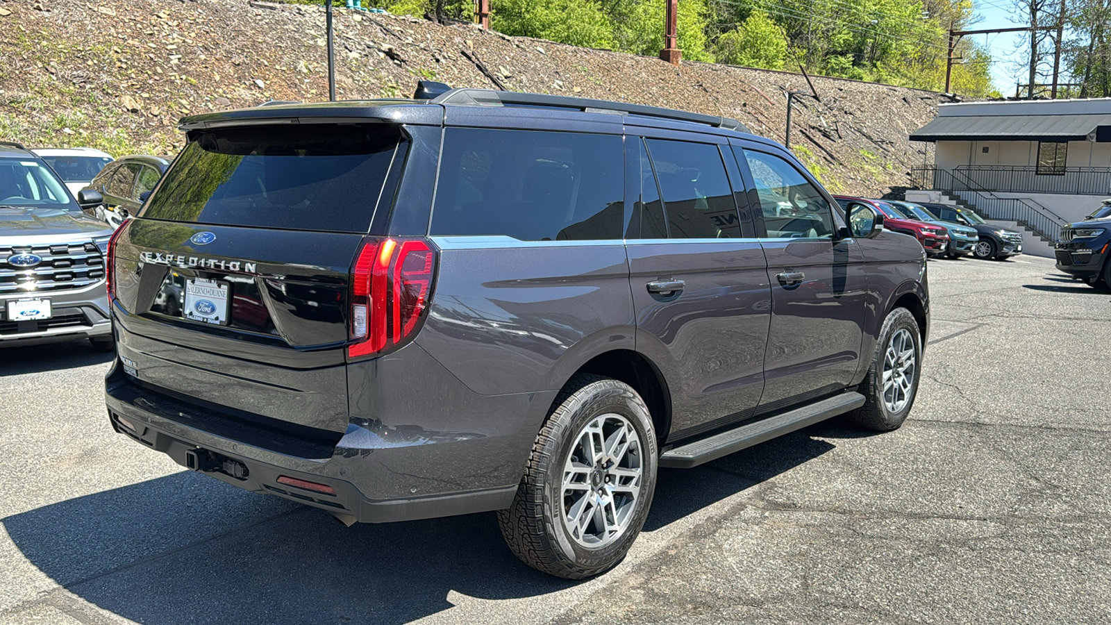 Used 2025 Ford Expedition Active AWD/4WD image 8