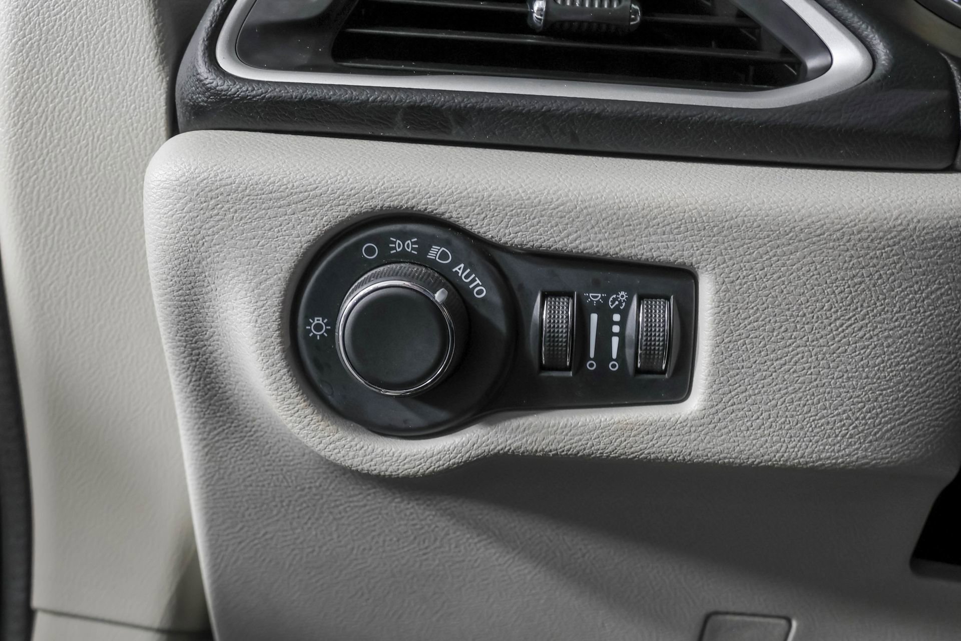 Used 2022 Chrysler Voyager LX image 23