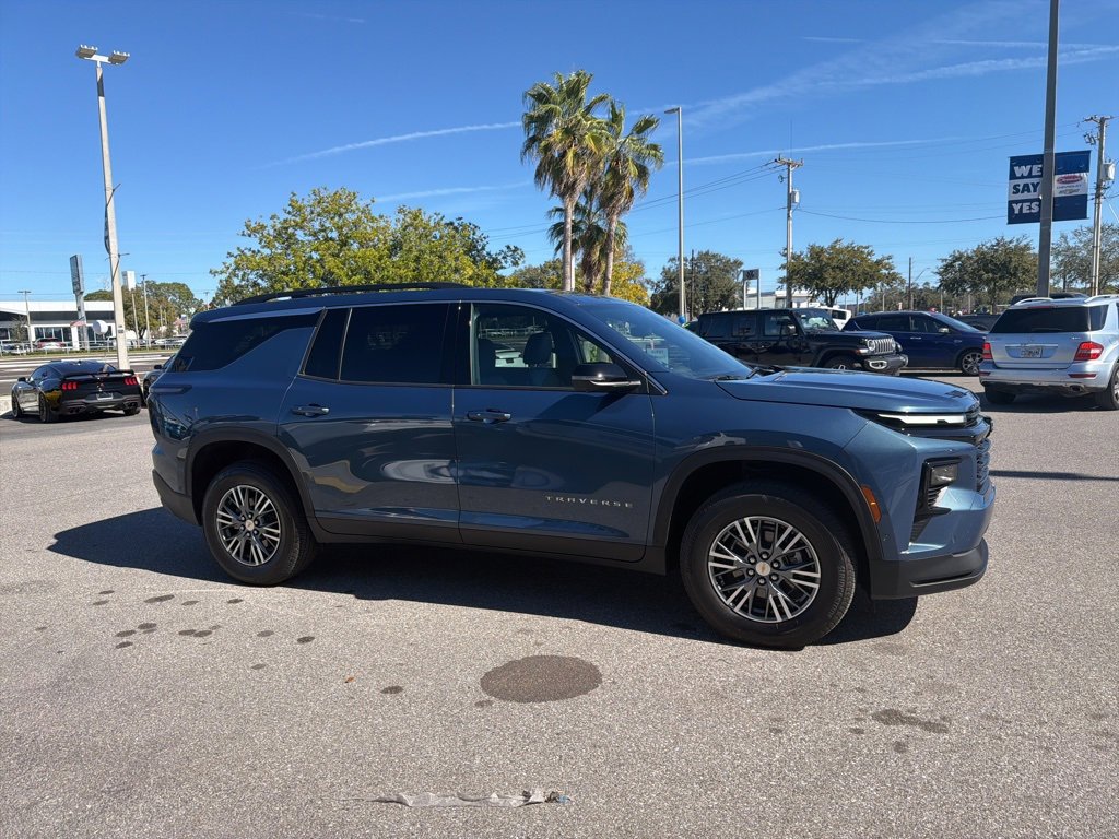 Used 2025 Chevrolet Traverse LT w/ Enhanced Driving Package image 3