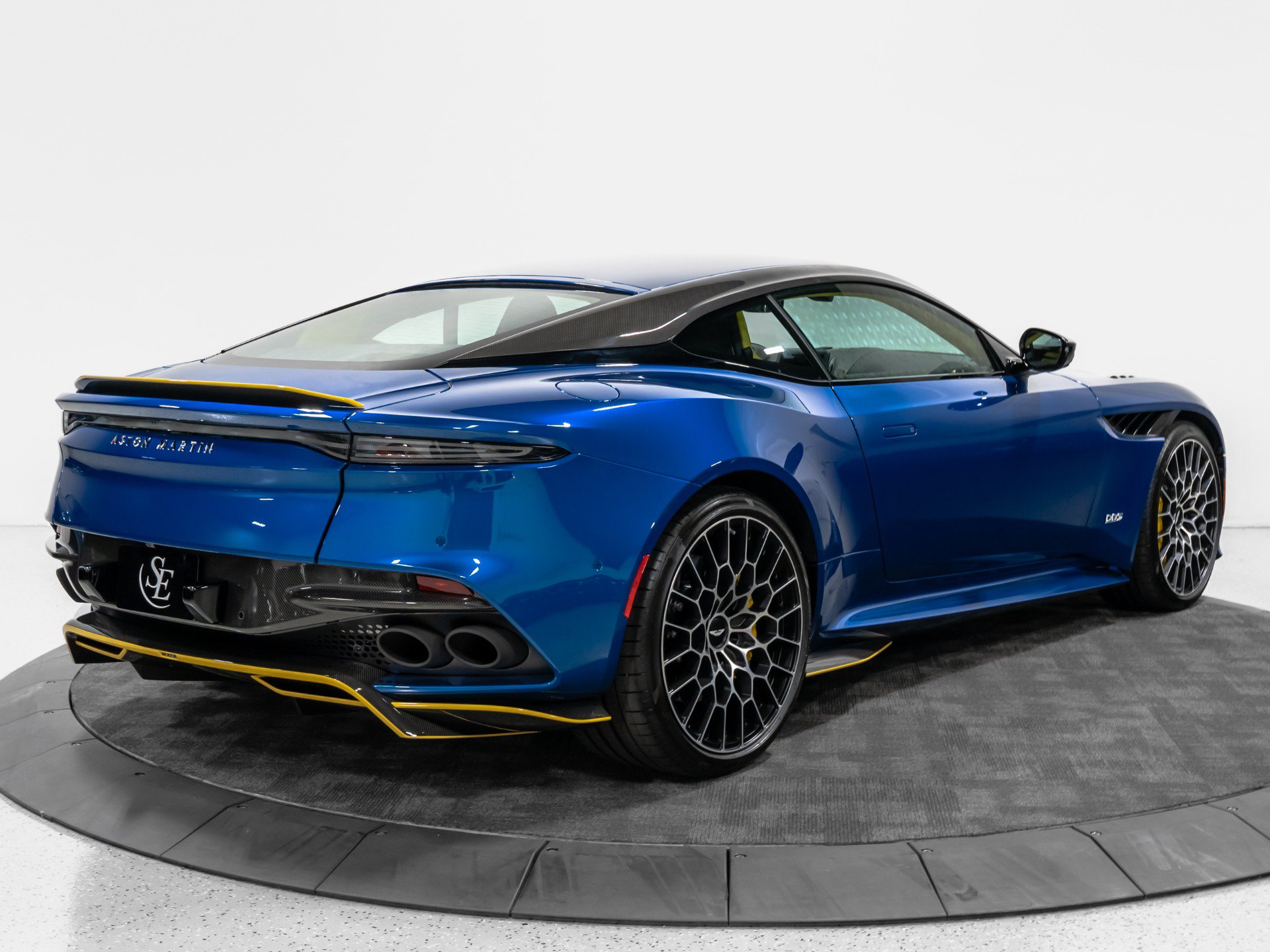 Used 2023 Aston Martin DBS Coupe RWD image 11
