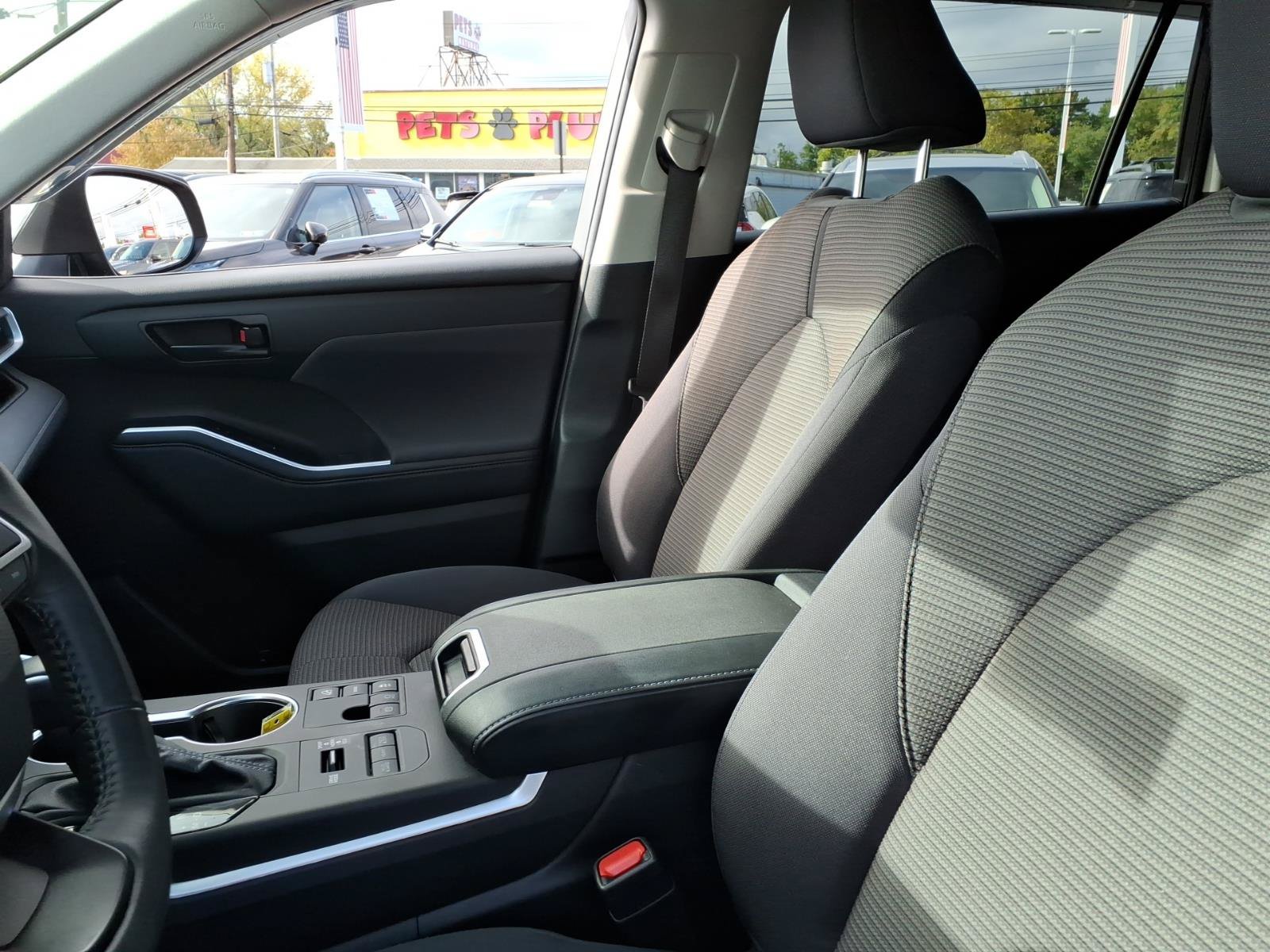 Used 2024 Toyota Highlander LE AWD/4WD image 27