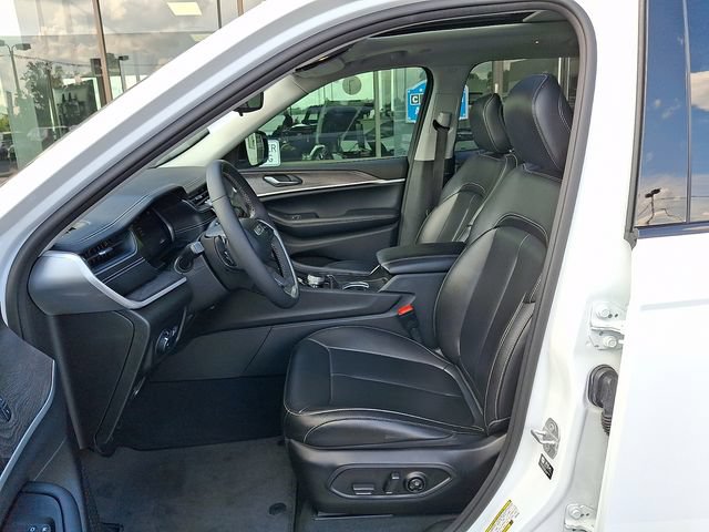 Used 2024 Jeep Grand Cherokee L Limited AWD/4WD image 11