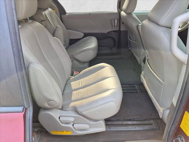 Used 2014 Toyota Sienna XLE FWD image 19