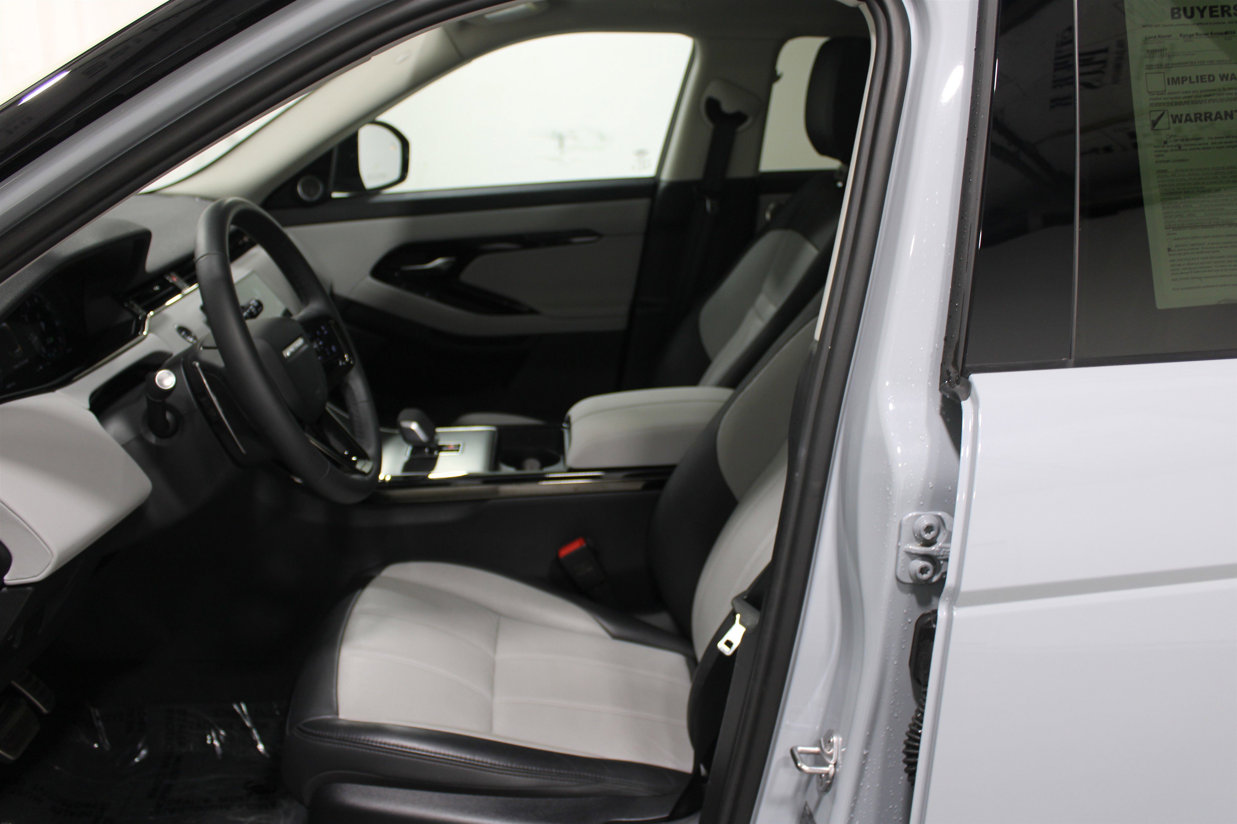 Used 2024 Land Rover Range Rover Evoque Dynamic SE image 3