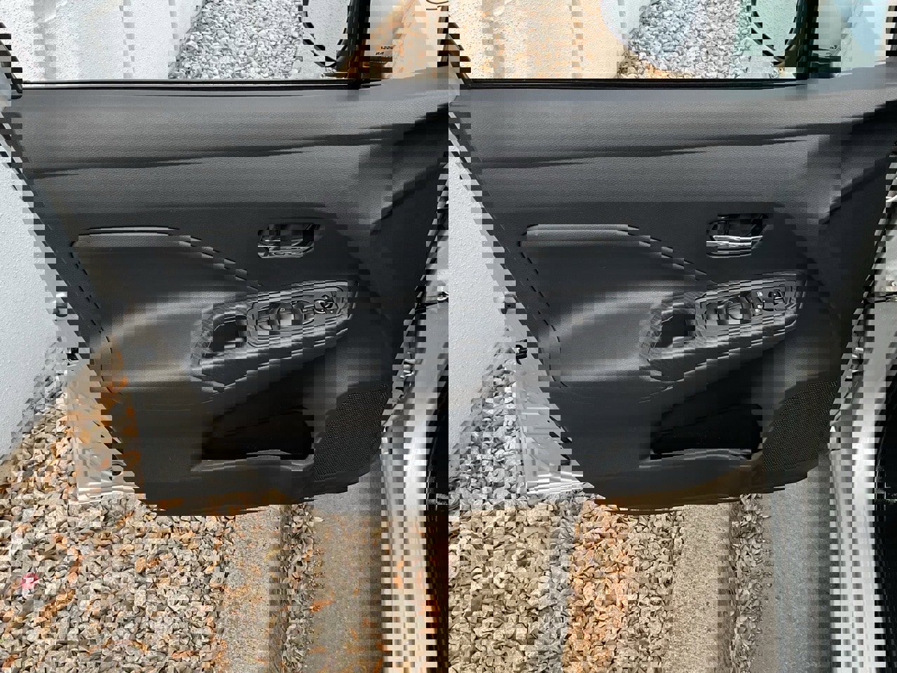 Used 2025 Nissan Versa SV image 12