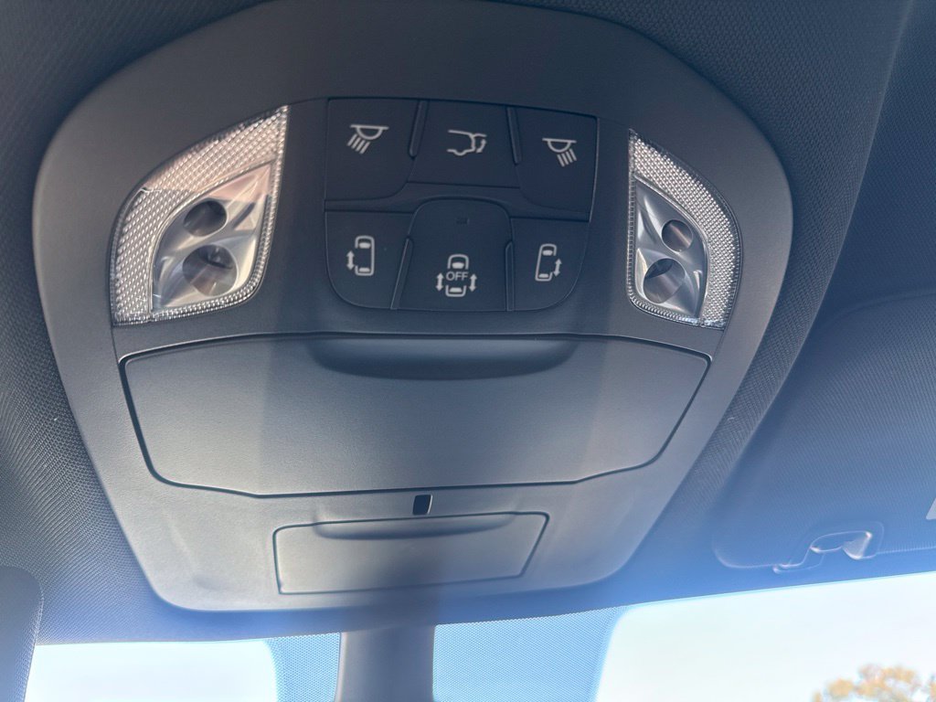 Used 2026 Chrysler Pacifica Select FWD image 24