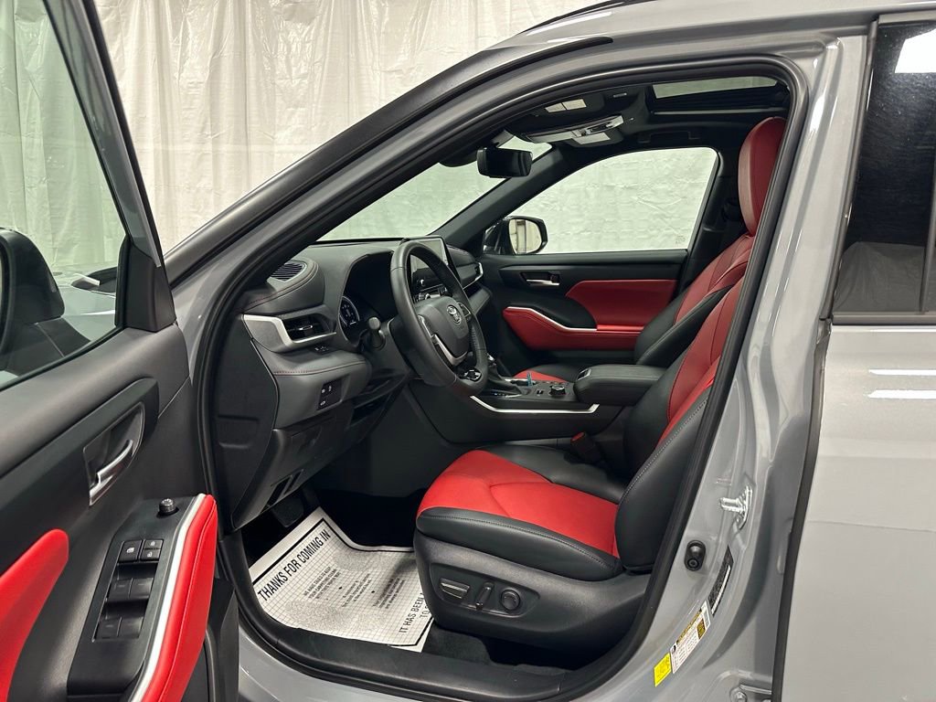 Used 2025 Toyota Highlander XSE image 10