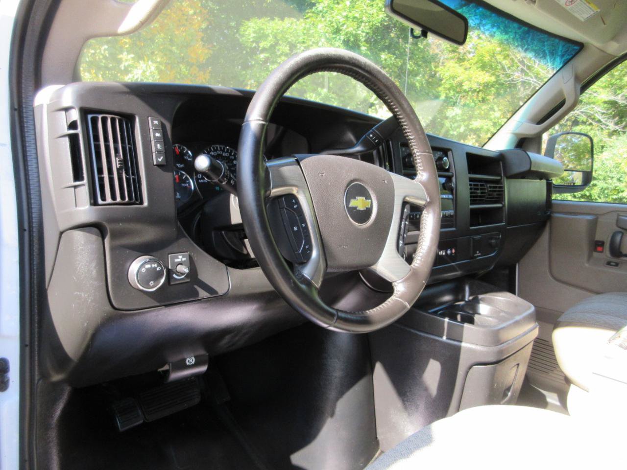Used 2017 Chevrolet Express 3500 RWD image 31