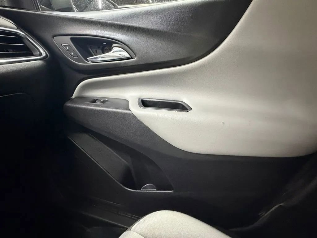 Used 2019 Chevrolet Equinox LS w/ LPO, Cargo Package FWD image 17