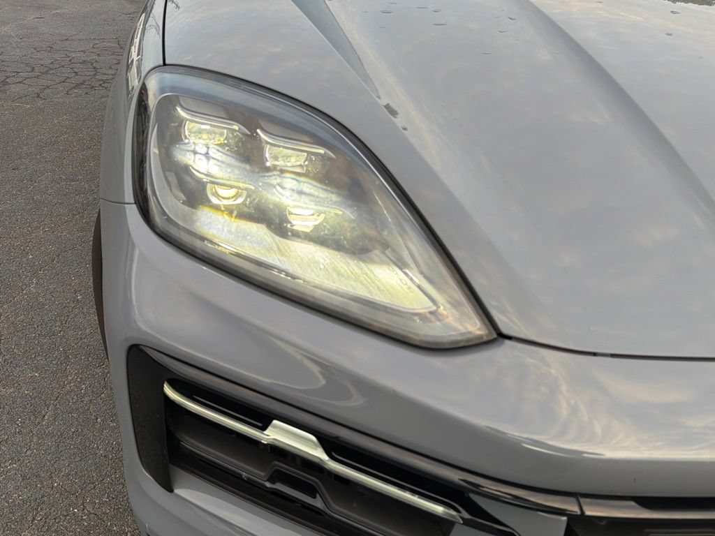 Used 2025 Porsche Cayenne AWD/4WD image 34