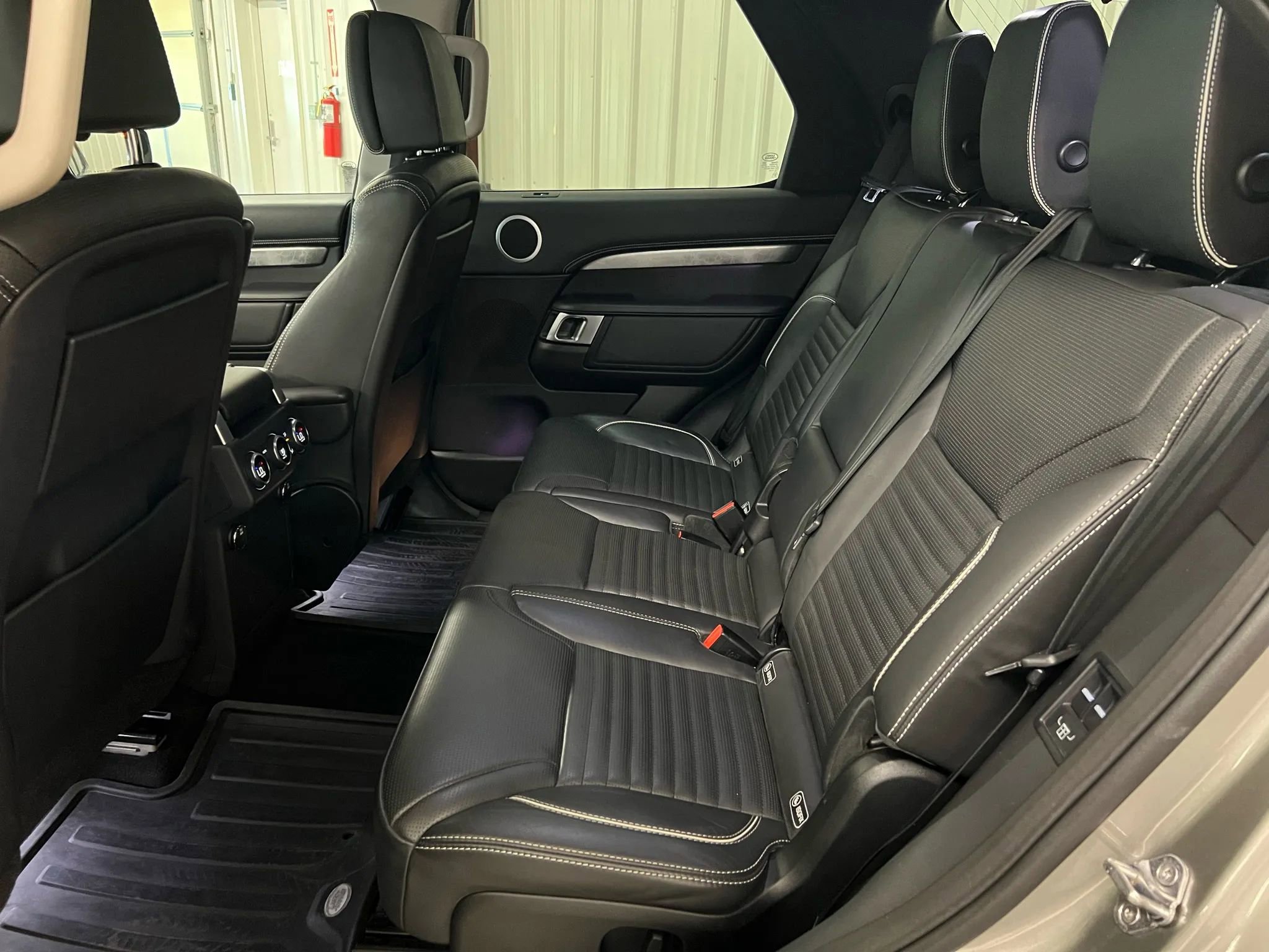 Used 2017 Land Rover Discovery First Edition image 34