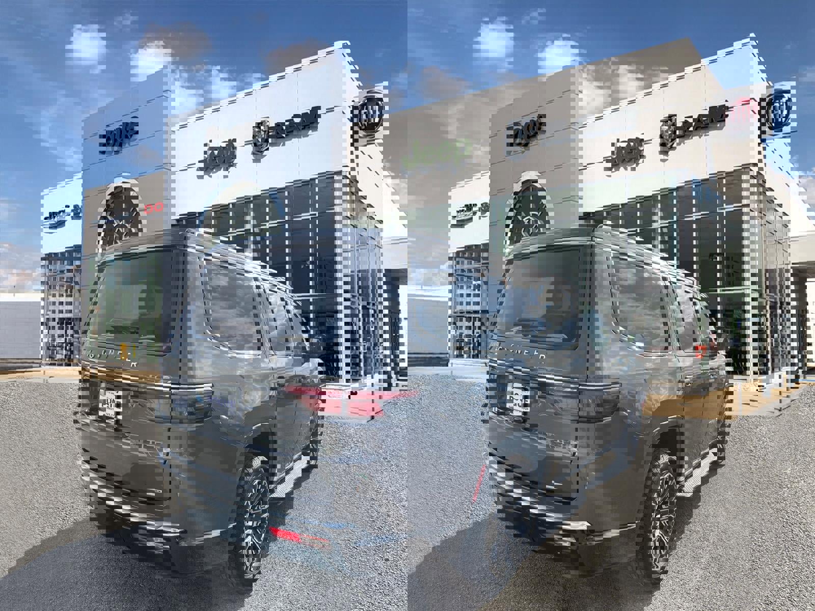 Used 2024 Jeep Wagoneer Series II image 2