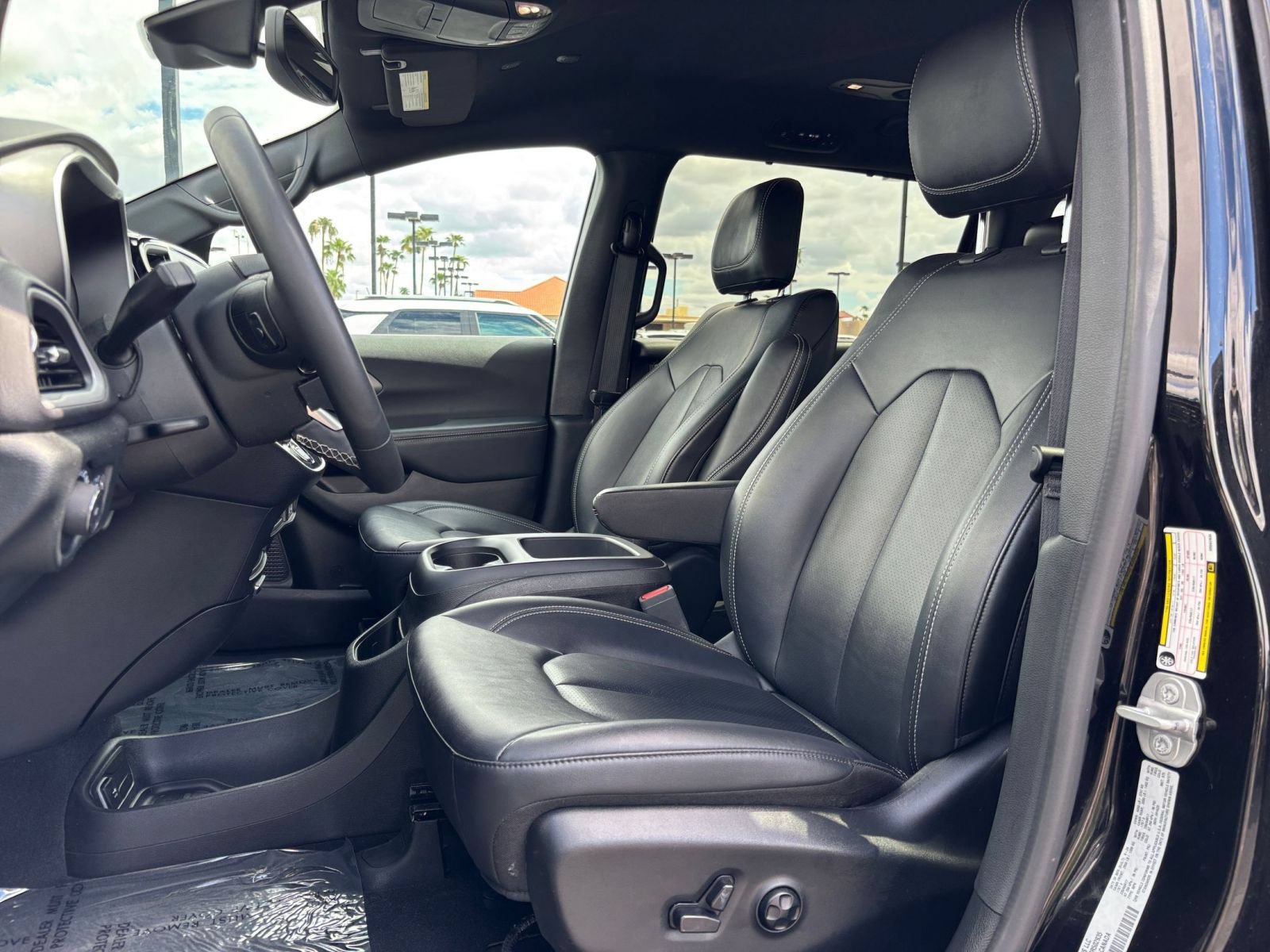 Used 2025 Chrysler Pacifica Select FWD image 28