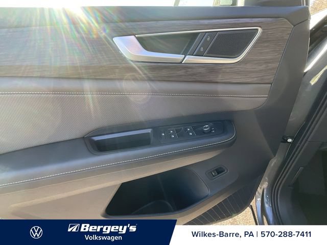 Used 2024 Volkswagen Atlas SEL AWD/4WD image 4