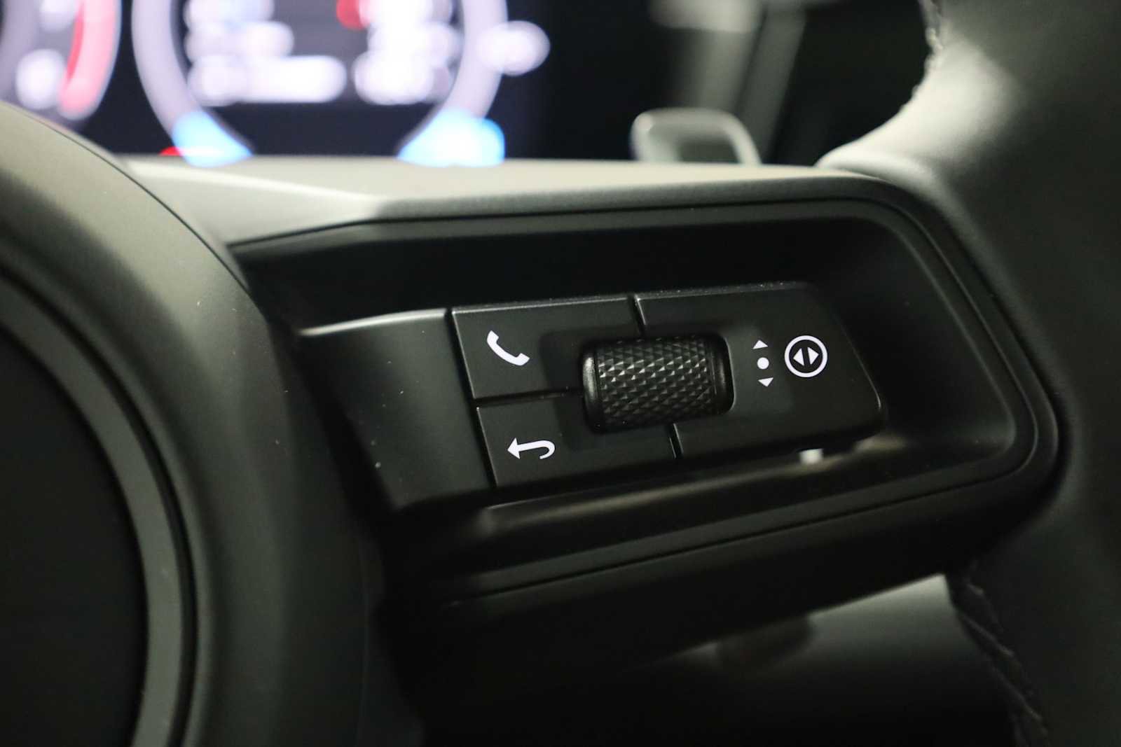 Certified 2025 Porsche Cayenne S image 28