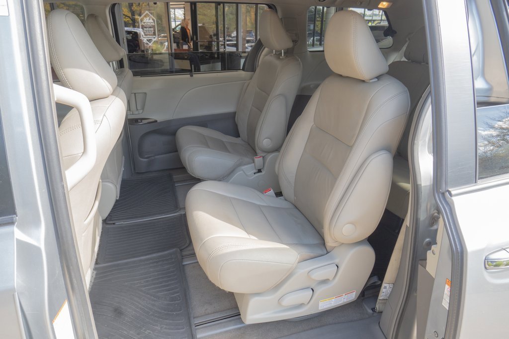 Used 2017 Toyota Sienna XLE Premium image 18