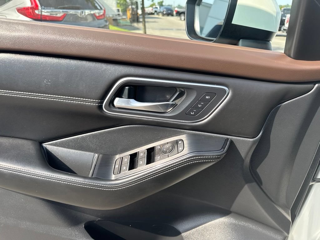 Used 2023 Nissan Rogue Platinum FWD image 11