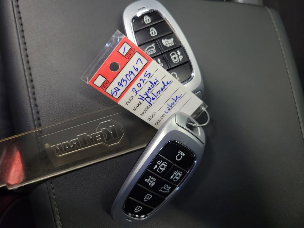Used 2025 Hyundai Palisade Calligraphy image 17