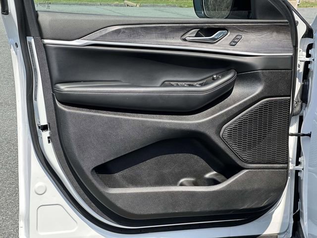 Used 2025 Jeep Grand Cherokee Limited w/ Black Appearance Package image 9