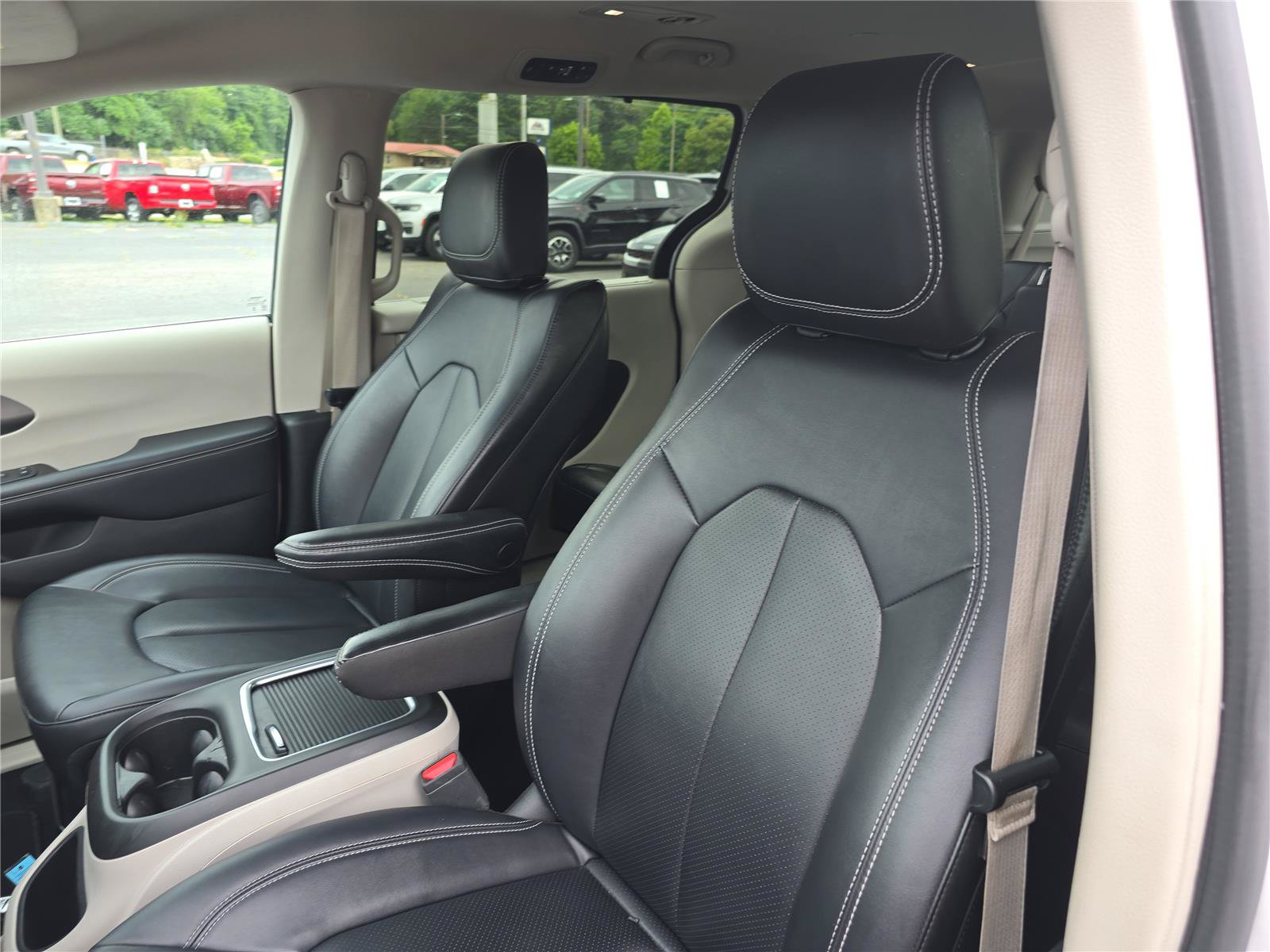 Used 2024 Chrysler Pacifica Touring-L FWD image 19
